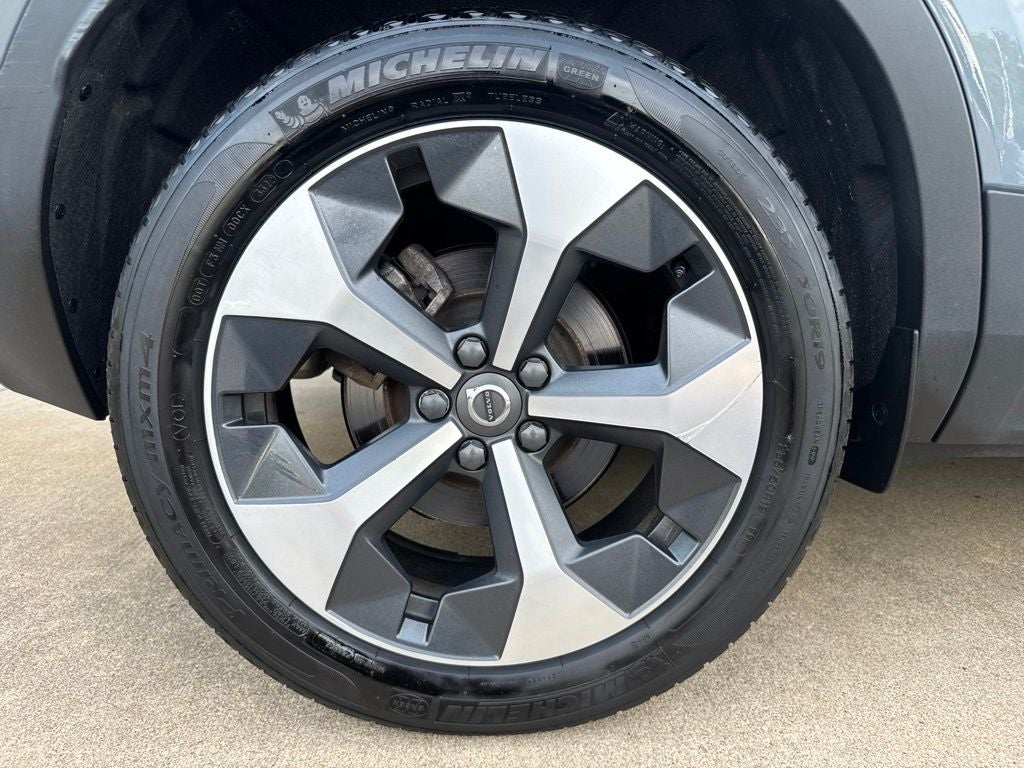 2023 Volvo XC40 B5 Plus Bright Theme