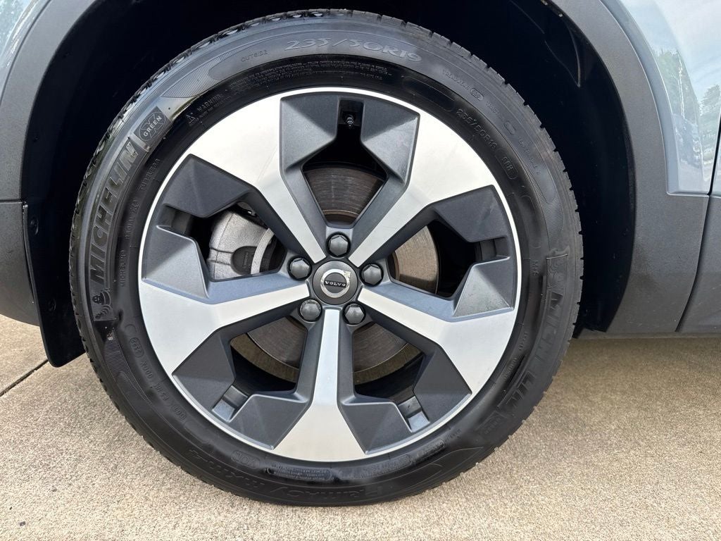 2023 Volvo XC40 B5 Plus Bright Theme