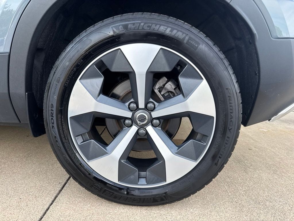 2023 Volvo XC40 B5 Plus Bright Theme