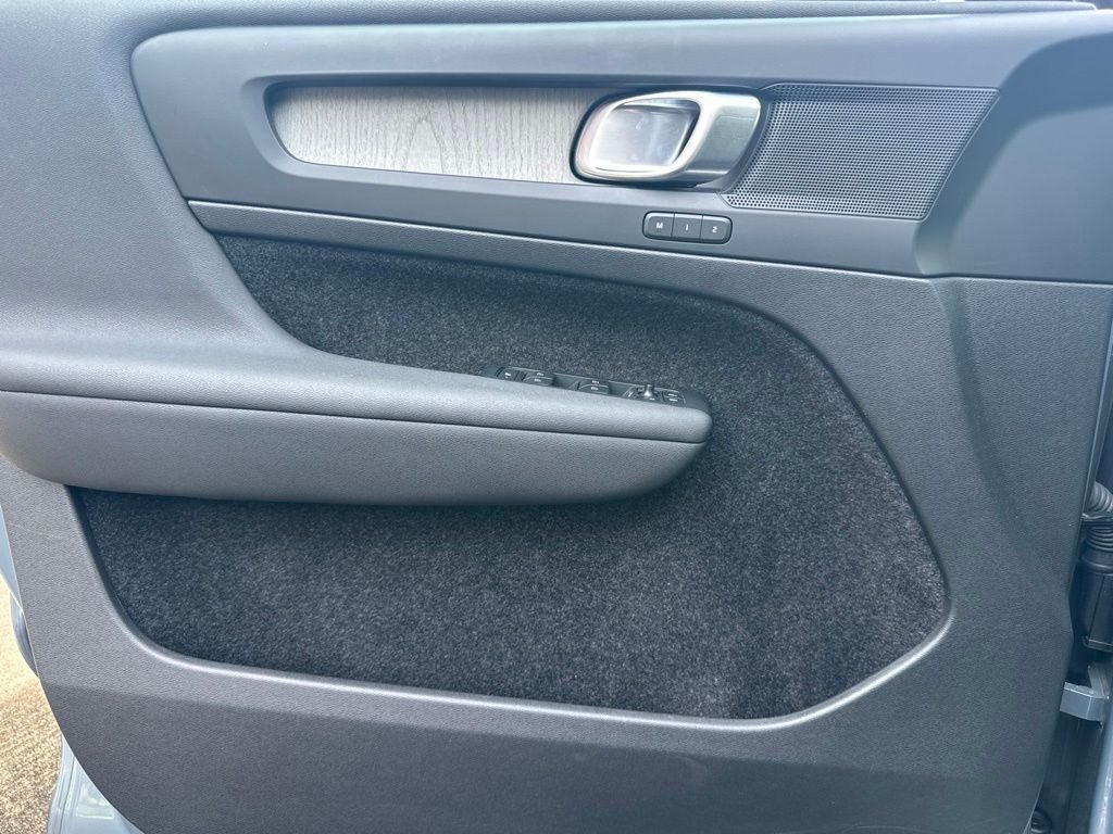 2023 Volvo XC40 B5 Plus Bright Theme