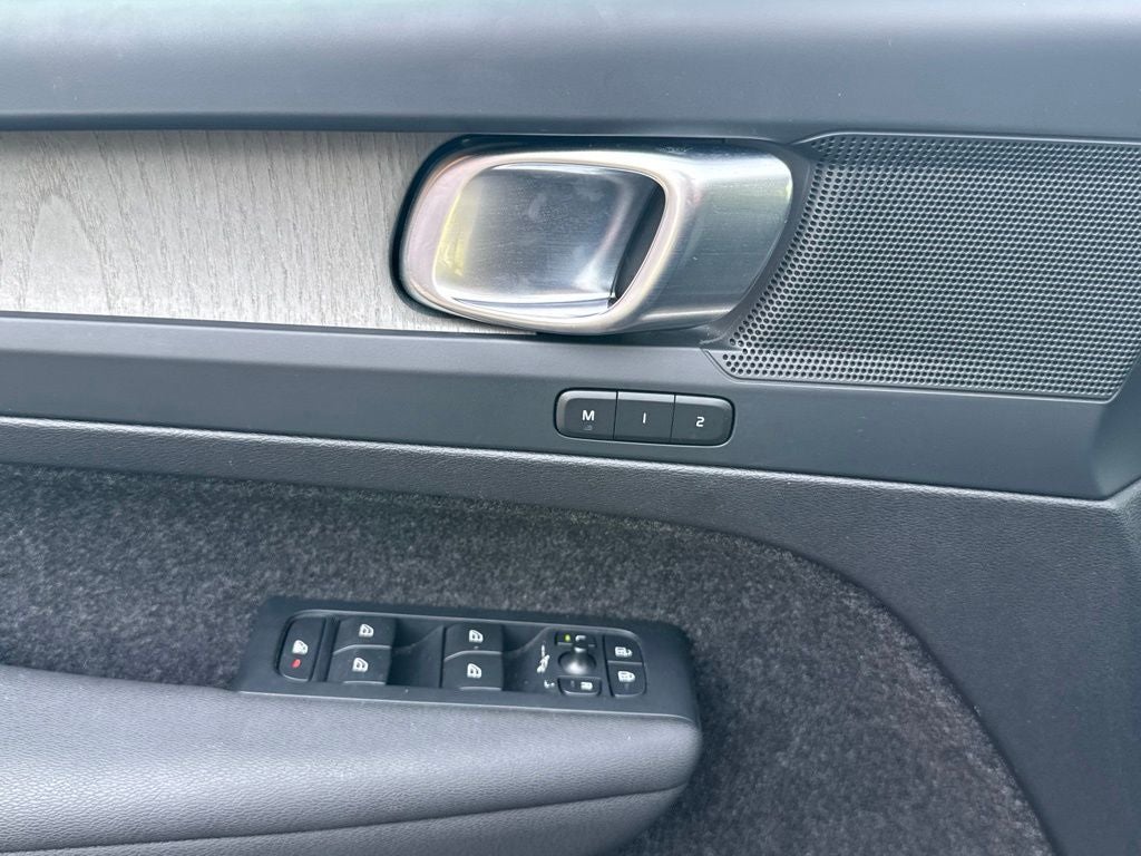 2023 Volvo XC40 B5 Plus Bright Theme