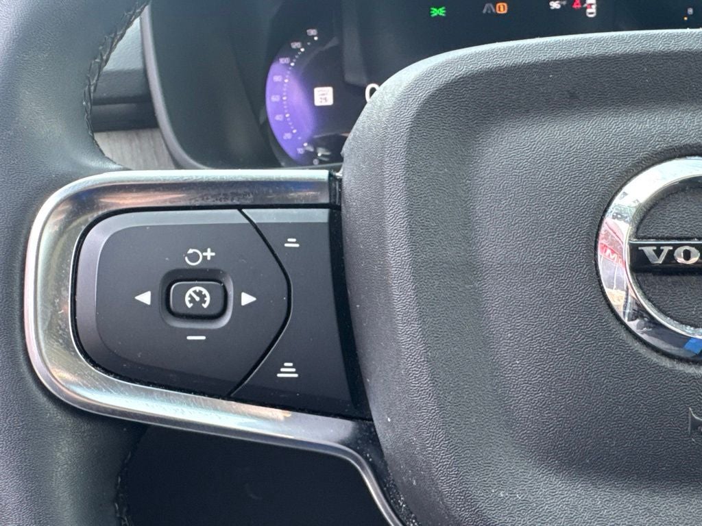 2023 Volvo XC40 B5 Plus Bright Theme