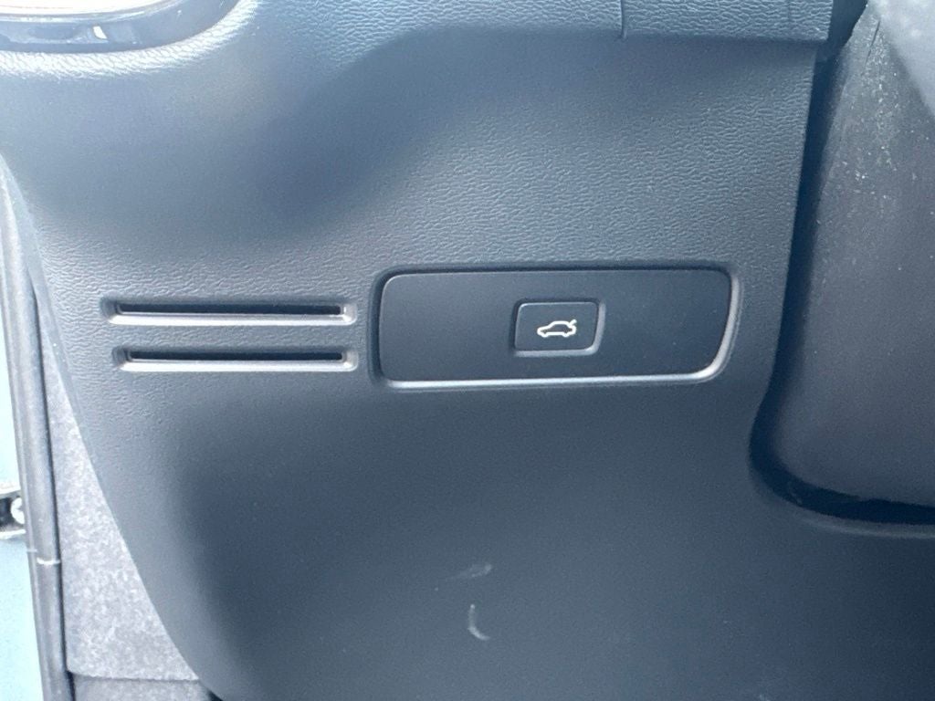 2023 Volvo XC40 B5 Plus Bright Theme