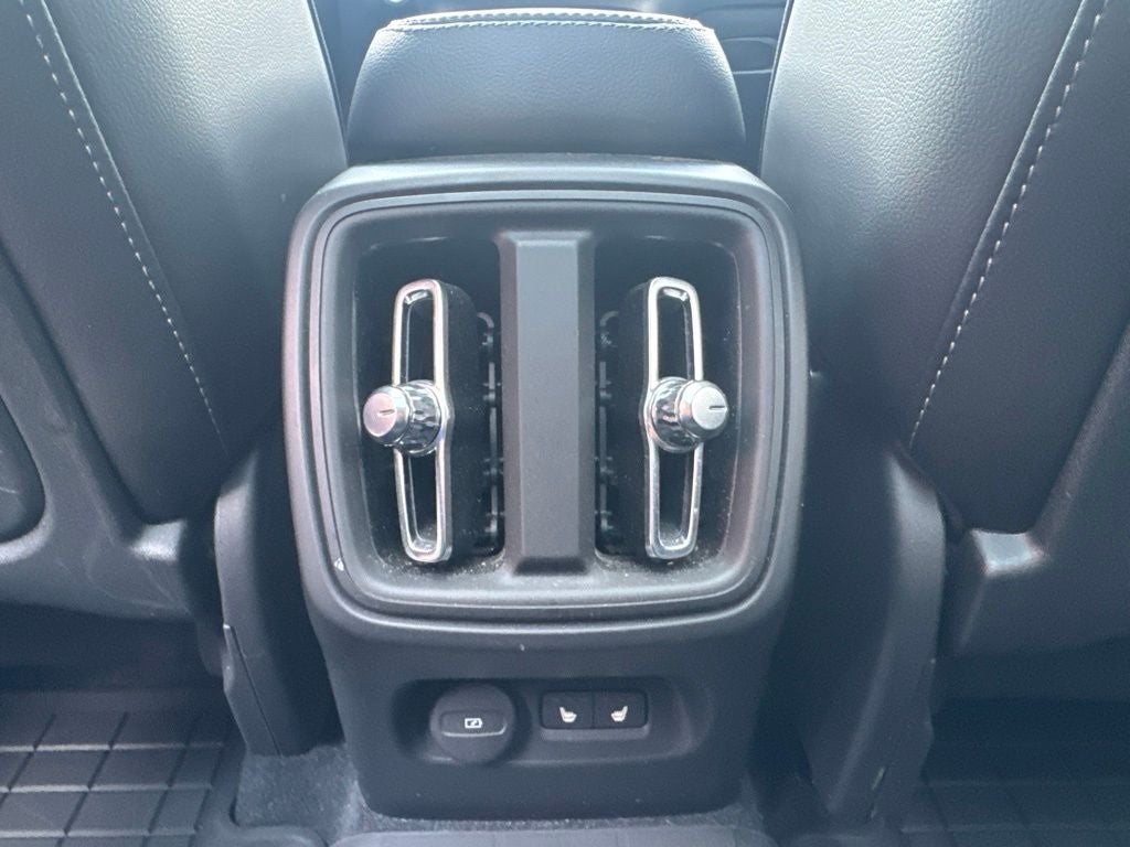 2023 Volvo XC40 B5 Plus Bright Theme