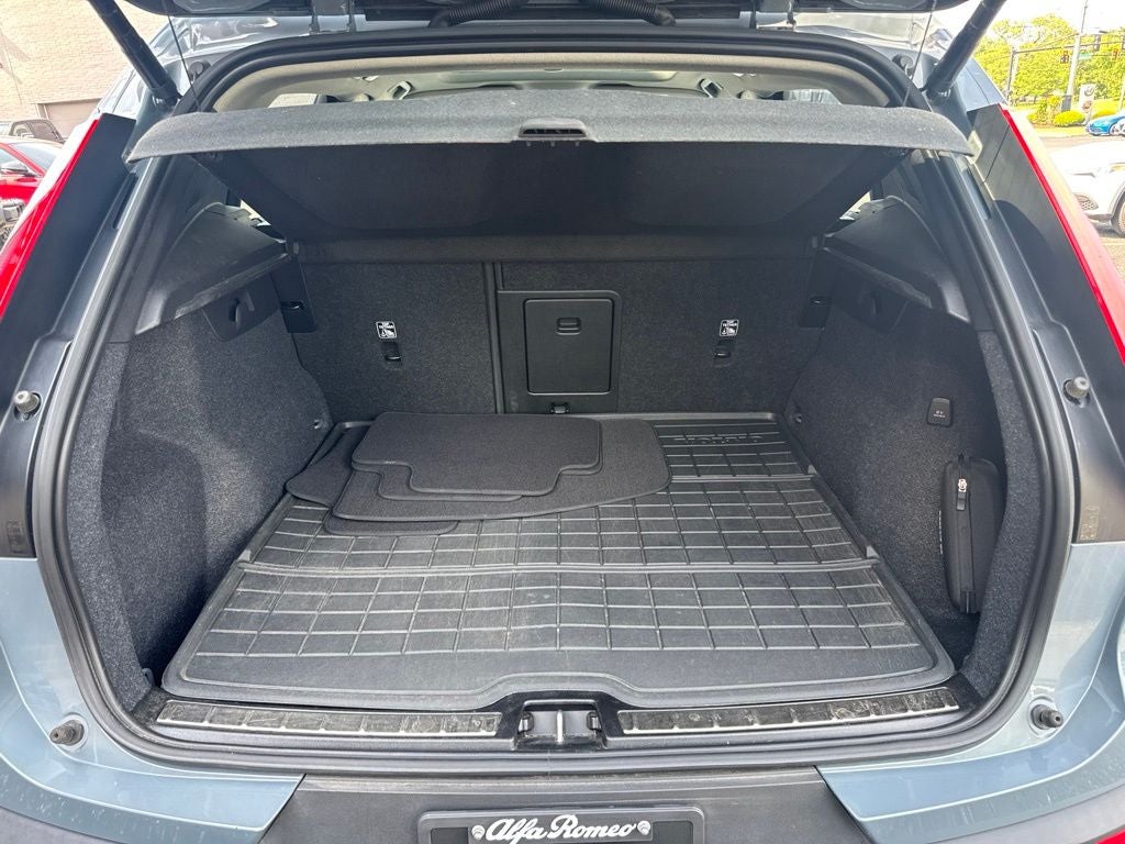 2023 Volvo XC40 B5 Plus Bright Theme