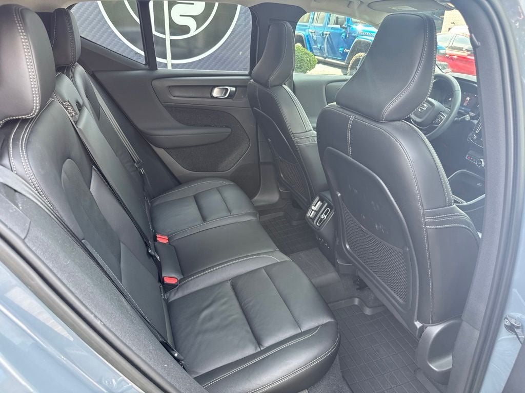 2023 Volvo XC40 B5 Plus Bright Theme