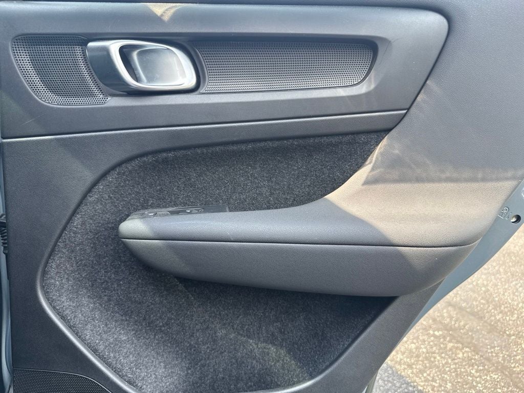 2023 Volvo XC40 B5 Plus Bright Theme