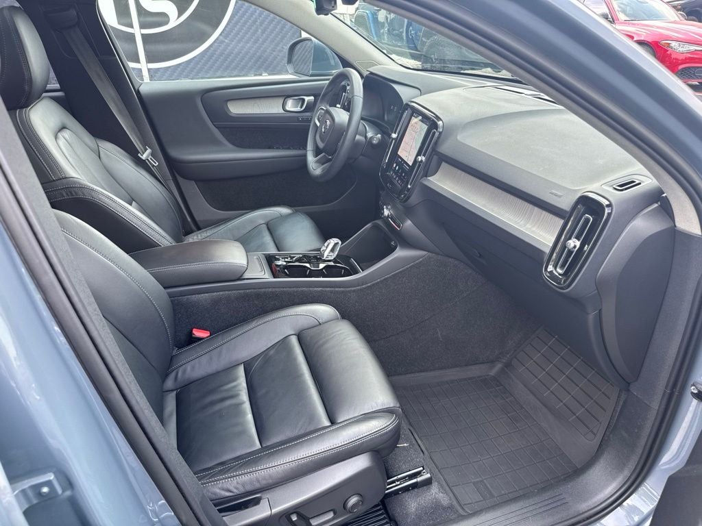 2023 Volvo XC40 B5 Plus Bright Theme